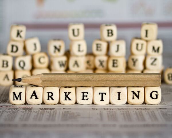 des lettres de scrabble forment le mot marketing