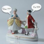 deux petits personnages en porcelaine, un homme et une femme, en vêtements du XVIIIeme siècle avec des bulles de BD disant tu ???? et vous ????