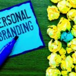 une étiquette marquée personal branding avec un marqueur bleu et plein de petits papiers froissés
