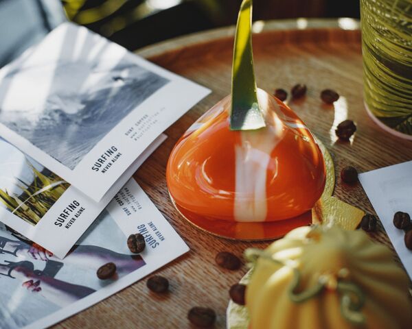 des flyers sur une table