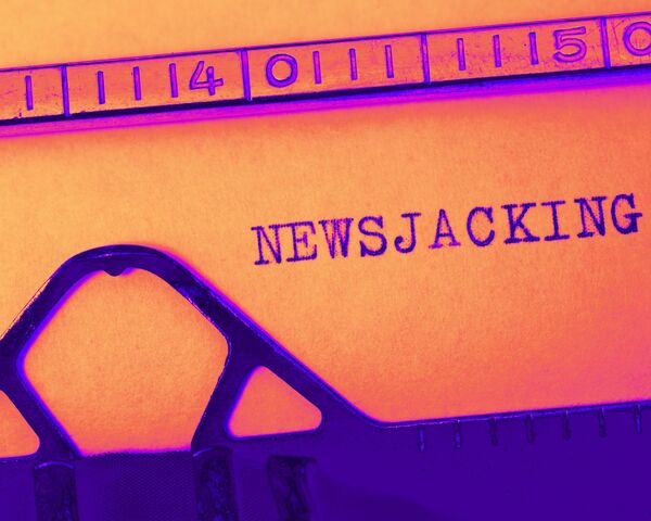 le terme newsjacking écrit sur un papier à la machine à écrire