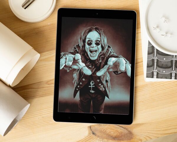 une photo d'ozzy osborne sur une tablette