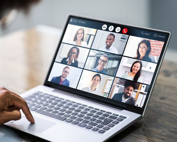 un écran d'ordinateur sur lequel apparaît un webinaire