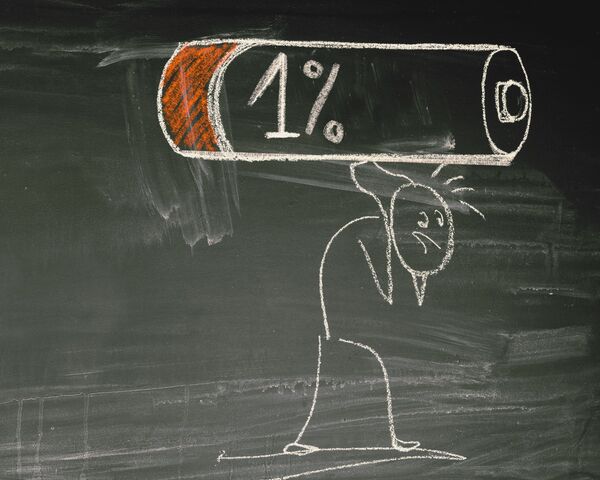 sur un tableau noir le dessin à la craie d'un bonhomme portant une pile indiquant 1%