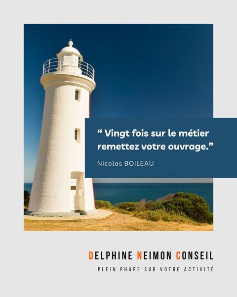 une citation de Boileau inscrite sur la photo d'un phare