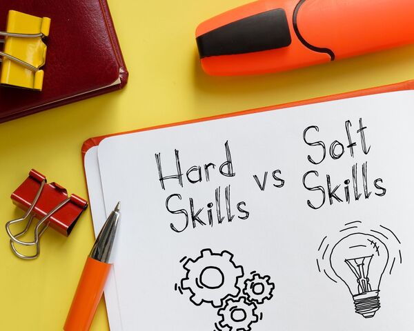Hard skills et soft skills : comprendre la différence pour valoriser réellement votre profil