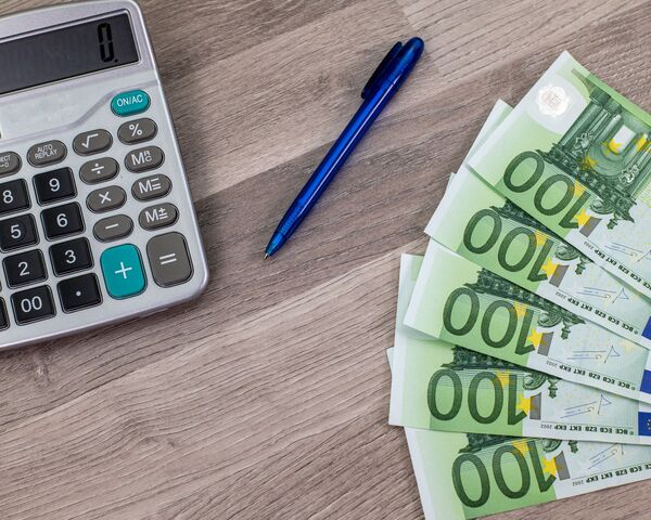 une calculette, des billets de 500 euros et un stylo