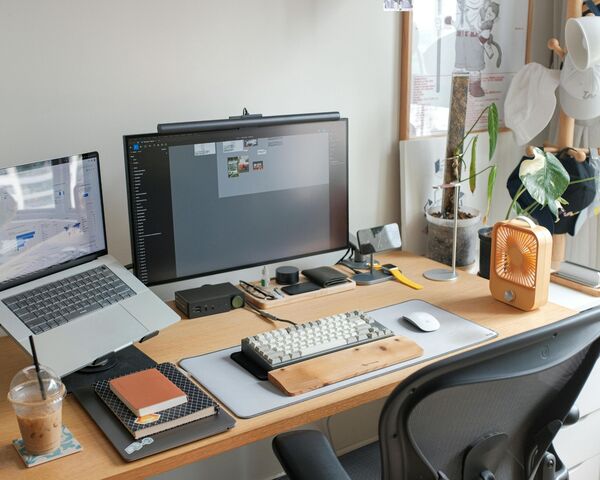 un bureau équipé avec ordinateur
